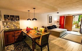 Villa Romana - Experiência única em frente à Praia de Itapuã, apartamento todo climatizado